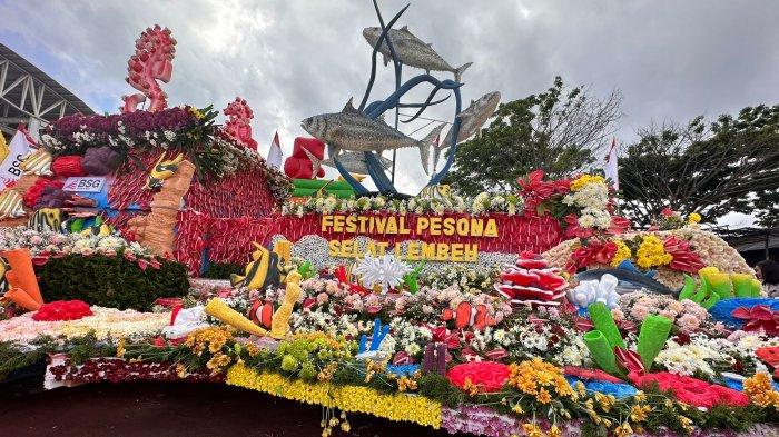 Float atau kendaraan hias Kota Bitung, Sulawesi Utara, di Tomohon International Flower Festival 2023, Sabtu (12/8/2023).
