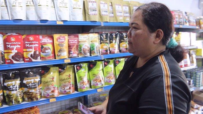 Iren Wagiu (44), penanggung jawab Toko Toko Oleh-oleh Oma Yuli, Senin (13/5/2024).
