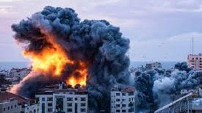 Israel kembali serang jalur Gaza, Palestina. PM Israel Benjamin Netanyahu janji hancurkan tempat persembunyian Hamas.