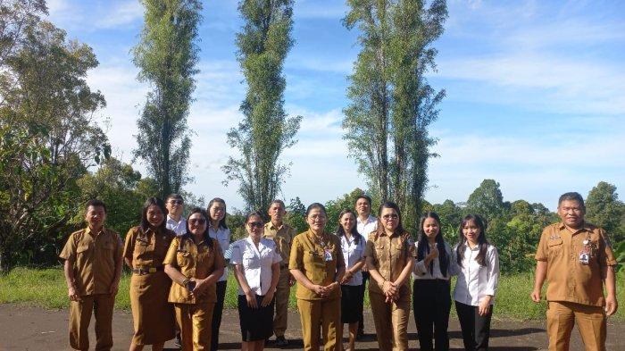 Guru-Guru di SMA Negeri 1 Motoling Barat, Kabupaten Minahasa Selatan, Sulawesi Utara.