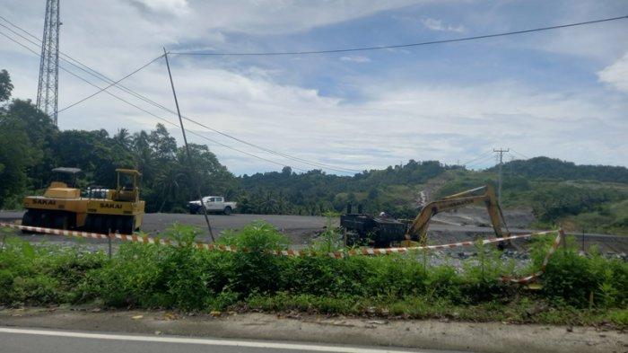 JALAN - Inilah kondisi jalan yang nyaris putus di Kelurahan Pinasungkulan, Bitung, akibat aktivitas tambang PT MSM/TTN yang dikeluhkan warga, Selasa (3/6/2025). Sementara di sisi lain, perusahaan mulai membangun jalan baru sebagai bagian dari relokasi warga Tinerungan.