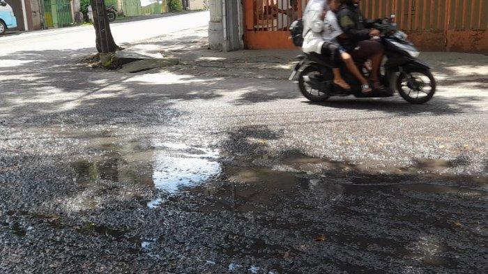 JALAN RUSAK - Jalan Sugiono, Kecamatan Wenang, Kota Manado, Sulawesi Utara, yang rusak, Sabtu (31/5/2025). Jalan tersebut dikeluhkan penggunanya.