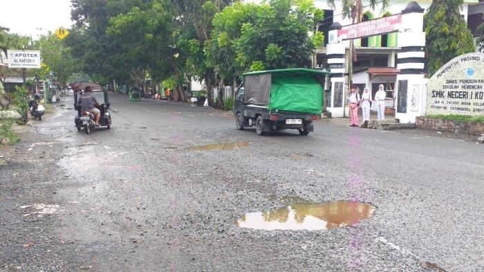 JALAN RUSAK: Jalan Berlubang di Jalan Zakaria Imban Kotamobagu, Sulawesi Utara, Kamis 12 Juni 2025. Jalan rusak ini kembali dikeluhkan warga.