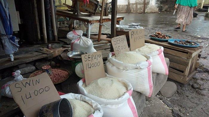 Beras yang dijual di persimpangan Jalan Bolian, Kelurahan Gogagoman, Kecamatan Kotamobagu Barat, Kota Kotamobagu, Sulawesi Utara.