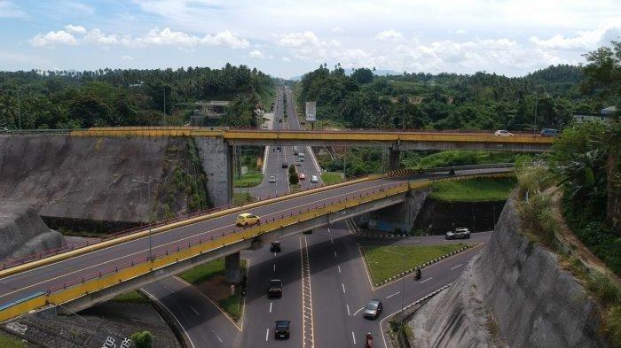 Potret jalan flyover atau Jembatan Interchange Manado. TKP Wilheim Wagunu meninggal setelah diduga melompat dari bagian atas Jembatan Interchange Manado. Sempat viral dengan kasus yang sama.