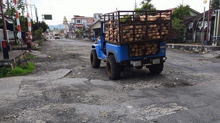 Jalan rusak di Kecamatan Tombatu, Kabupaten Mitra, Sulawesi Utara (Sulut) yang belum kunjung diperbaiki.