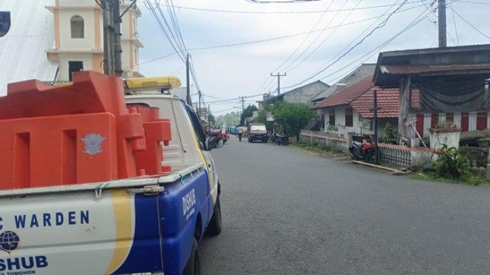 Satlantas Polres Tomohon berencana melakukan simulasi rekayasa lalu lintas di Jalan Raya Manado Tomohon, Kelurahan Kinilow, Kecamatan Tomohon Utara, Kota Tomohon, Sulawesi Utara, Senin (30/10/2023). Rencananya, kendaraan dari selatan ke utara (Manado) akan diarahkan melewati Jalan Robert Matindas, sedangkan dari arah utara ke selatan (Tomohon) tetap melalui Jalan Raya Manado Tomohon.