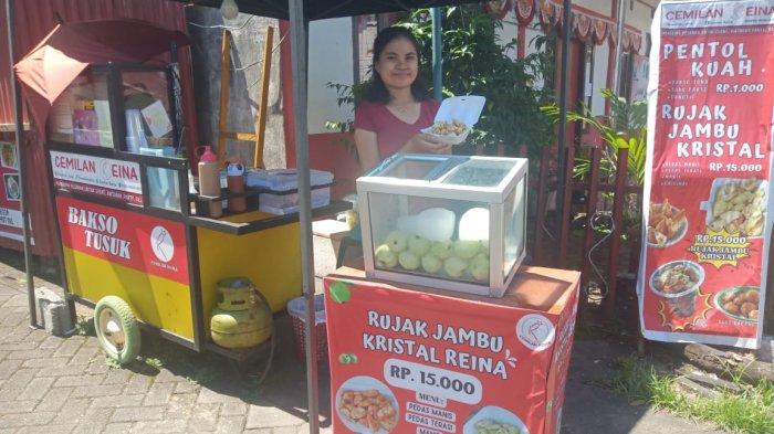 PRODUK UMKM: Jambu Kristal Cemilan Reina yang dijual di depan Kimia Farma Kairagi, Mapanget, Manado Sulawesi Utara, Kamis 12 Juni 2025.