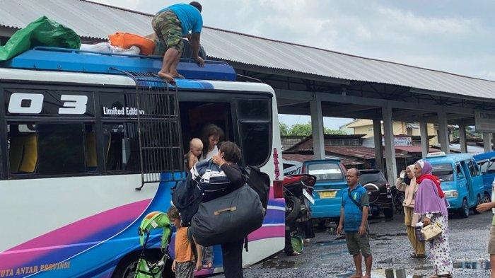 Jelang tahun baru, Terminal Malalayang Manado Sulawesi Utara dipadati penumpang