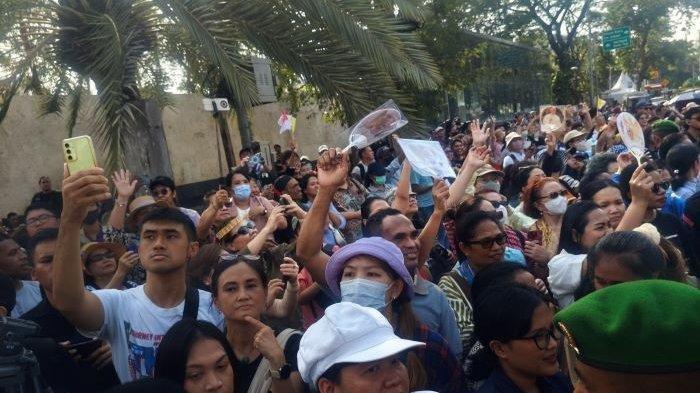 Jemaat umat Katolik tengah menunggu kedatangan Pemimpin Umat Katolik Dunia Paus Fransiskus ke  Gereja Katedral sore ini.