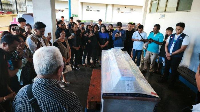 TIBA - Jenazah Nahtasya Antou tiba di Bandara Sam Ratulangi Manado, Sulawesi Utara, Senin 26 Mei 2025. Jenazah Natasya Antou warga Sulut yang meninggal di Kamboja langsung dibawa ke rumah duka.