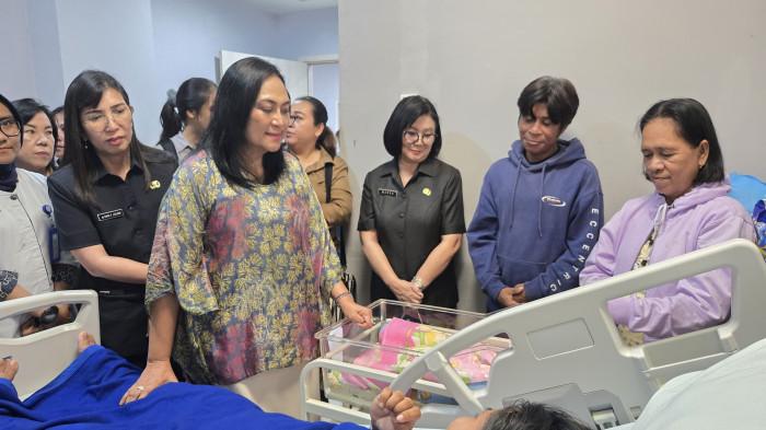 JENGUK - Betrivia Malimbulun (24), seorang ibu hamil sembilan bulan, terpaksa melompat dari kapal setinggi 10 meter demi menyelamatkan diri dan bayi yang dikandungnya. Dia dijenguk Ketua TP PKK Sulut di rumah sakit.