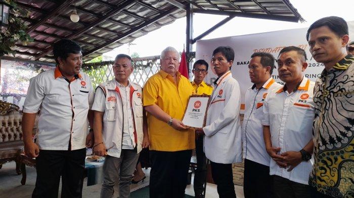 Jimmy Rimba Rogi atau akrab disapa Imba saat mendaftar sebagai Calon Wali Kota Manado di PKS