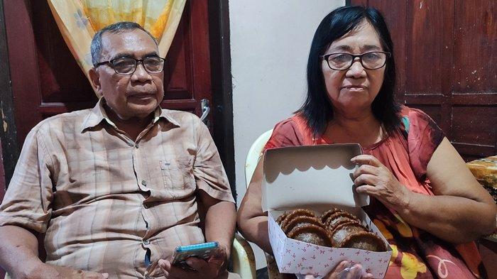 John Kawinda dan Diknon Manope pemilik resto Cucur Sadaap Manado, Sulawesi Utara.