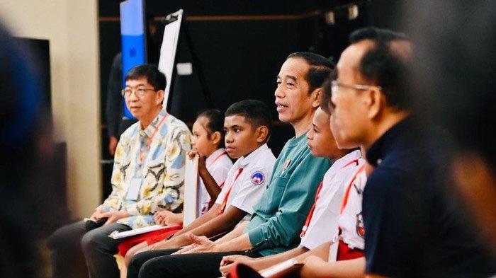 Jokowi bertemu para anak-anak pelajar Papua dan dibuat kagum dengan keahlian Matematika mereka ketika diajari Prof Yohanes Surya.