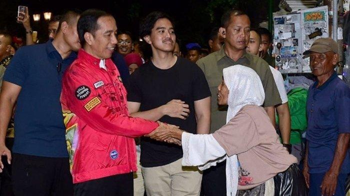 Jokowi dan Kaesang saat bersama jajaran PSI.