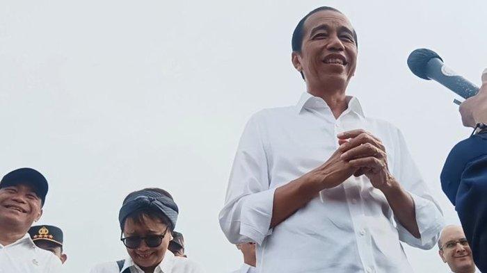Jokowi tertawa saat menanggapi tudingan 'Minta Jabatan Ketum PDIP' seperti yang dikatakan Hasto Kristiyanto. Dua orang menteri, yakni Menteri Luar Negeri (Menlu) Retno Marsudi dan Menteri Koordinator Pembangunan Manusia dan Kebudayaan (Menko PMK) Muhadjir Effendy juga ikut tertawa.