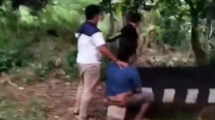  SABUNG AYAM - Screenshot video viral. Judi Sabung Ayam. Polisi menggerebek lokasi judi sabung ayam  Lingkungan Macanda, Kelurahan Romangpolong, Kecamatan Somba Opu, Kabupaten Gowa, Jumat (6/6/2025)