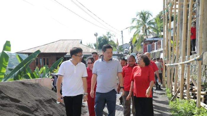 Steven Kandouw  bersama calon Walikota Manado dan Wakil Walikota Manado Andrei Angouw - Richard Sualang mengunjungi Kelurahan Ranotana Weru, Karombasan Selatan, dan Pakowa di Kecamatan Wanea, Jumat (4/10/2024),