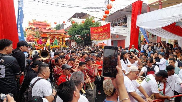 KAMPUNG CINA: Cap Go Meh 2025 di Kampung Cina Manado, Sulawesi Utara, Rabu (12/2/2025) sore. Aksi 12 Tang Sin pukau warga dan wisatawan.