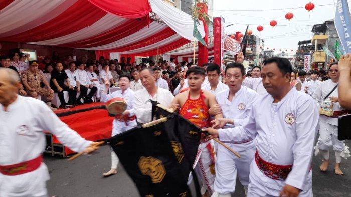 KAMPUNG CINA: Cap Go Meh 2025 di Kampung Cina Manado, Sulawesi Utara, Rabu (12/2/2025) sore. Aksi 12 Tang Sin pukau warga dan wisatawan.
