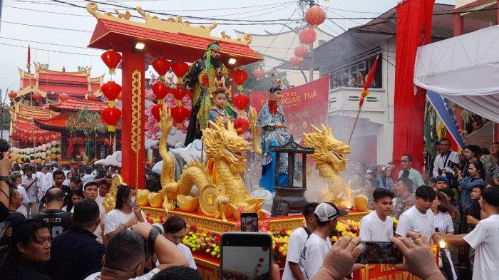 KAMPUNG CINA: Cap Go Meh 2025 di Kampung Cina Manado, Sulawesi Utara, Rabu (12/2/2025) sore. Aksi 12 Tang Sin pukau warga dan wisatawan.