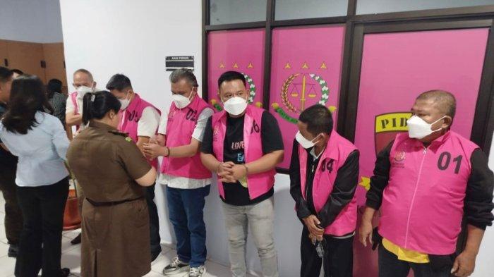 KASUS KORUPSI - Enam tersangka dugaan kasus korupsi perjalanan dinas DPRD Bitung.