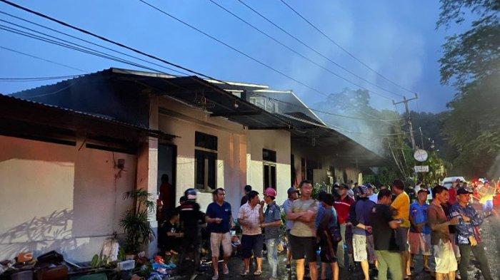 KEBAKARAN DI TOMOHON - Warga berkumpul di RM Heng Mien di Jalan Raya Manado-Tomohon, Tinoor, Kecamatan Tomohon Utara, Kota Tomohon, Sulut. Petugas damkar dan keamanan masih berada di lokasi kebakaran.