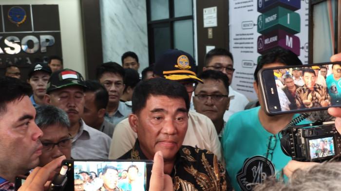 KECELAKAAN KAPAL - Gubernur Sulawesi Utara Yulius Selvanus tiba di Pelabuhan Manado, Sulawesi Utara, Minggu (20/7/2025). Ia memeriksa posko korban kecelakaan KM Barcelona VA.