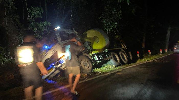 KECELAKAAN LALU LINTAS - Truk mixer mengalami kecelakaan di Jalan Worang Bypass, Desa Lembean, Kecamatan Kauditan, Minahasa Utara, Sulawesi Utara, Sabtu (31/5/2025) dini hari. Truk diduga melintas dari arah Bitung.