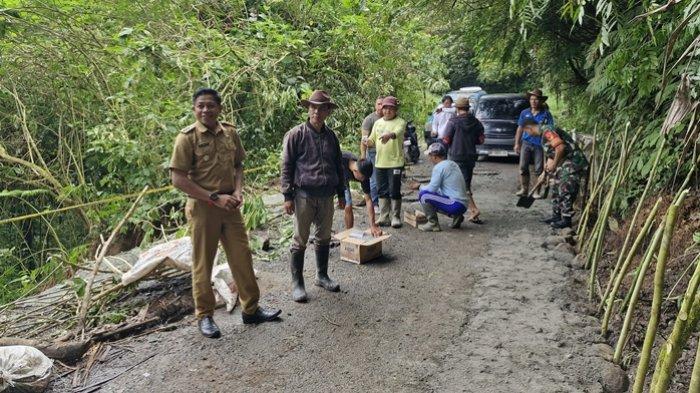 KERJA BAKTI - Kepala Kecamatan Passi Timur - Bolmong Irwan Sugeha (busana keki ASN), didampingi Kepala Desa (Sangadi) Sinsingon Timur Vecky Pesik, Sangadi Sinsingon Franti Rumondor serta Sekretaris Desa (Sekdes) Sinsingon Barat Rendra Risto Wuri, berada di lokasi melakukan pemantauan serta ikut kerja bakti pada Senin (10/3/2025).