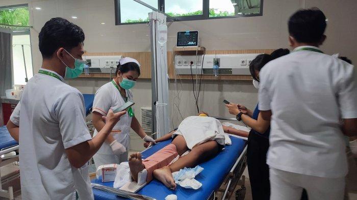 KONDISI KORBAN: Wanita yang diduga lompat saat ini dirawat di Rumah Sakit Hermina Manado, Sulawesi Utara, Sabtu (1/2/2025). Wanita tersebut masih hidup, tangan dan kakinya patah.