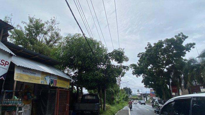 Kabel listrik di sepanjang Jalan Winangun Kota Manado Sulawesi Utara