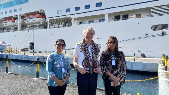 KAPAL PESIAR - Kadis Pariwisata Sulawesi Utara Devi Tanos dan Kadis Pariwisata Bitung Pingkan Kapoh foto bersama kapten kapal, Jumat 7 Maret 2025.