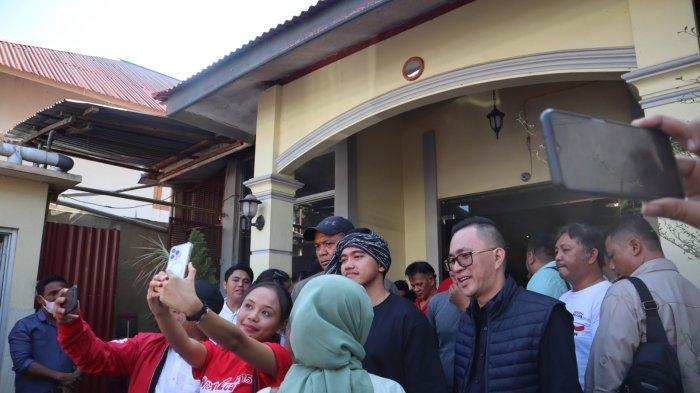 Kaesang Pangarep menikmati berkunjung ke tempat Wisata Kuliner Bubur Manado atau Tinutuan di Wakeke Manado, Sulawesi Utara, pada Jumat (13/10/2023).