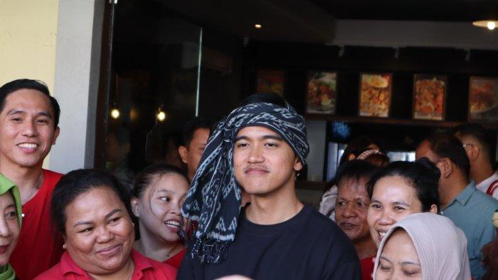 Kaesang Pangarep menikmati berkunjung ke tempat Wisata Kuliner Bubur Manado atau Tinutuan di Wakeke Manado, Sulawesi Utara, pada Jumat (13/10/2023).