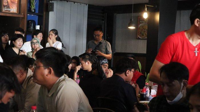 Kaesang Pangarep menikmati berkunjung ke tempat Wisata Kuliner Bubur Manado atau Tinutuan di Wakeke Manado, Sulawesi Utara, pada Jumat (13/10/2023).