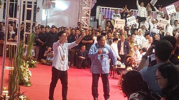 Kala Prabowo perlihatkan jurus jogetnya seusai berpidato di acara pengundian nomor urut Capres-Cawapres peserta Pilpres 2024 di depan Megawati.