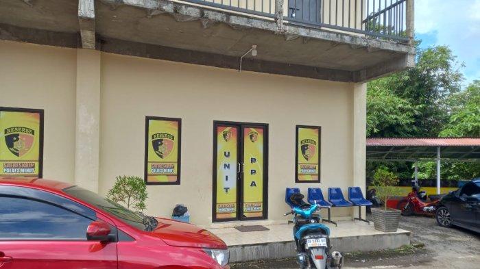PEMERIKSAAN: Suasana di depan ruangan unit PPA Polres Minut, Kamis 13 Februari 2025. Diketahui oknum Kabid di Minut yang diduga lakukan pencabulan saat ini sedang menjalani pemeriksaan polisi.