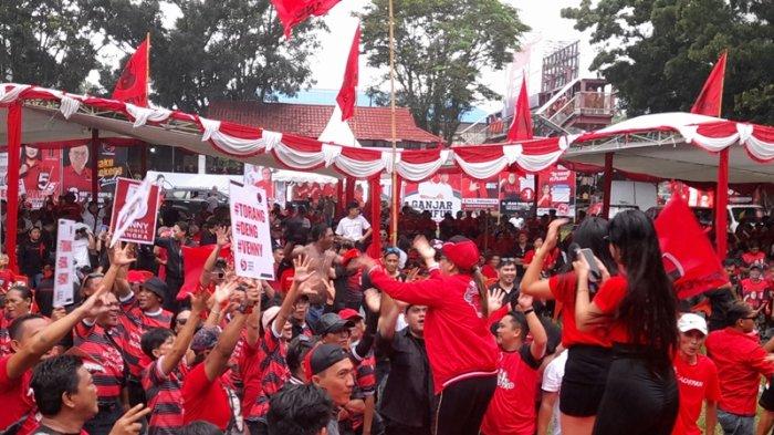 Kampanye PDIP Manado Dapil Sario - Malalayang di Lapangan Bantik, Manado, Sulawesi Utara.