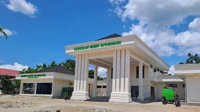 Kantor Kejaksaan Negeri Kotamobagu - Kejari Kotamobagu, Sulawesi Utara, akan menindaklanjuti hasil putusan Mahkamah Agung yang menegaskan Jimmy Tambanua dipidana hukuman mati.