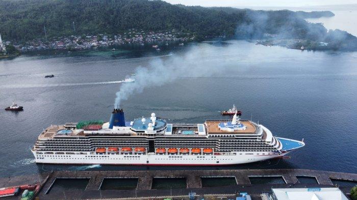 Kapal Pesiar MV. Arcadia bersandar di Pelabuhan Samudera Bitung Provinsi Sulawesi Utara, Selasa (5/3/2024).