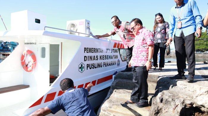 Peluncuran satu unit Kapal Pusling oleh Wali Kota Bitung Maurits Mantiri.
