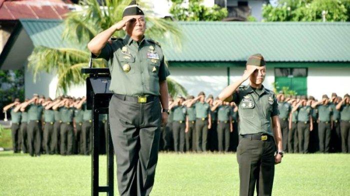 Kapoksahli Pangdam XIII Merdeka Brigjen TNI Patar Sahat Panggabean, memimpin Upacara Bendera 17-an dengan bertindak selaku Inspektur Upacara, di Lapangan Makodam XIII Merdeka, Teling Atas, Manado, Sulawesi Utara, Rabu (17/1/2024).