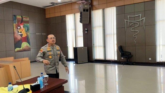 Kapolda Sumbar Irjen Suharyono meninggalkan lokasi jumpa pers saat gempa di Gedung Mapolda Sumbar, Selasa (20/6/2023). Sosok Kapolda Sumatera Barat, Irjen Pol Suharyono menjadi perhatian dalam kasus tewasnya bocah SMP di Padang