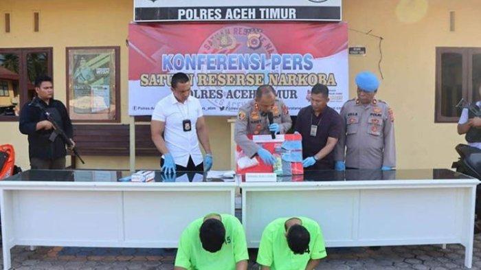 Kapolres AKBP Andy Rahmansyah saat memperlihatkan pelaku dan barang bukti sabu-sabu di Mapolres Aceh Timur.  Salah satu tersangka adalah ZL.
