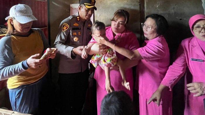 Kapolres Bolaang Mongondow, AKBP Arianto Salkery, mengunjungi kediaman dua anak yang diduga terlantar di Desa Domisil, Kecamatan Sang Tombolang, Kabupaten Bolaang Mongondow, Sulawesi Utara, Kamis (30/5/2024).