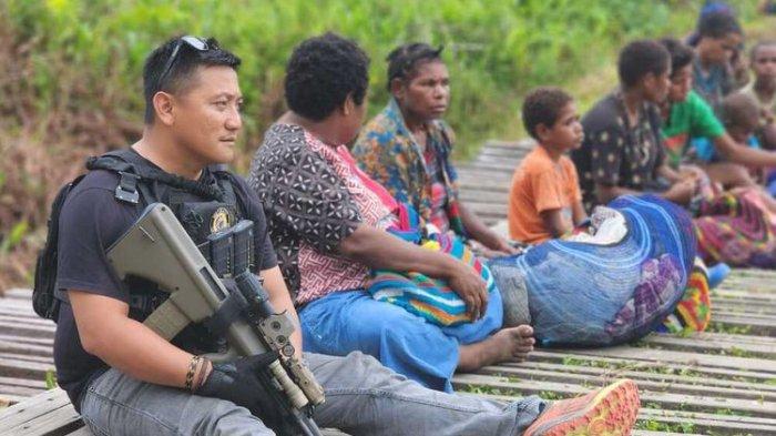 Kapolres Nduga AKBP Rio Alexander Panelewen (baju hitam) sedang duduk bersama dengan beberapa warga Kampung Nogoloit yang kemudian meminta aparat keamanan untuk mengevakuasi mereka ke Distrik Kenyam, Nduga, Papua Pegunungan, Senin (30/5/2023)