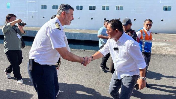 Penyambutan - Sekretaris Daerah Bitung Rudy Theno mewakili Wali Kota dan Wakil Wali Kota menyambut kapten Kapal Pesiar Seabourn Sojourn