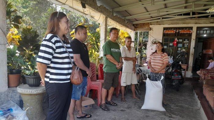 Karyawan rumah makan yang diwakili Owner Daniel Londah membawa bantuan kepada keluarga Sigarlaki Midu yang jadi korban kebakaran, Rabu (13/9/2023).